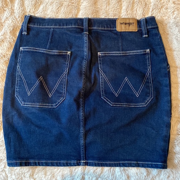 Wrangler skirt . Great condition. Measurements in photo. Size Medium - Picture 2 of 5